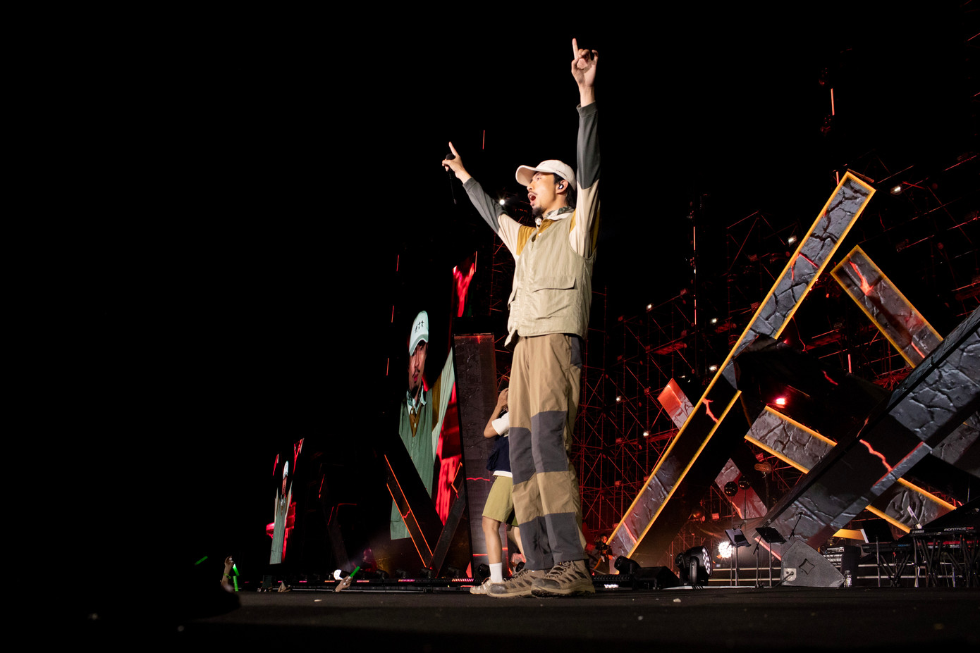 Đen trình diễn liên tục những ca khúc như Ngày lang thang, Đi theo bóng mặt trời, Nấu ăn cho em và hai bài hát kết hợp với Hà Anh Tuấn.