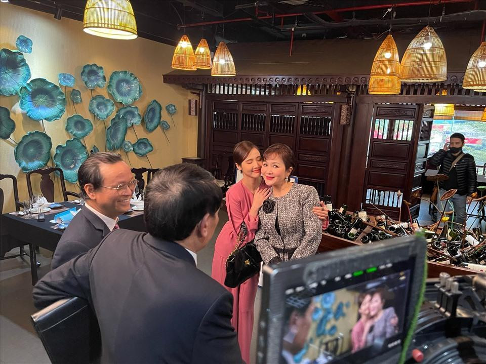 NSND Minh Hòa và Huyền Lizzie thân thiết trong hậu trường.