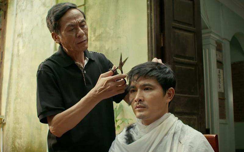 NSND Bùi Bài Bình là ông bố quốc dân trong Gia đình mình vui bất thình lình. NSND Bùi Bài Bình là ông bố quốc dân trong Gia đình mình vui bất thình lình.