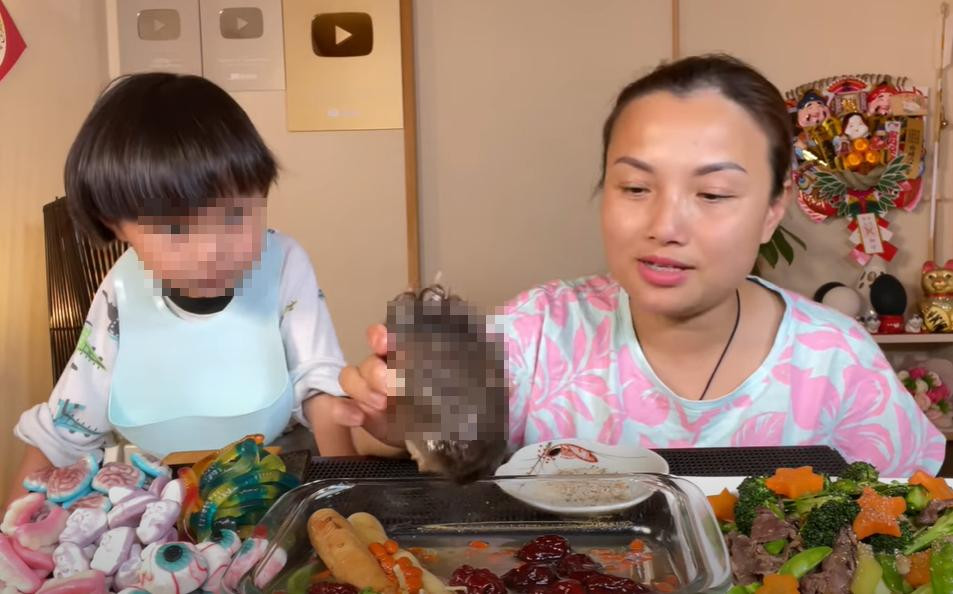 Quỳnh Trần vô tư ăn chân gấu trong video clip có cả con gái mình