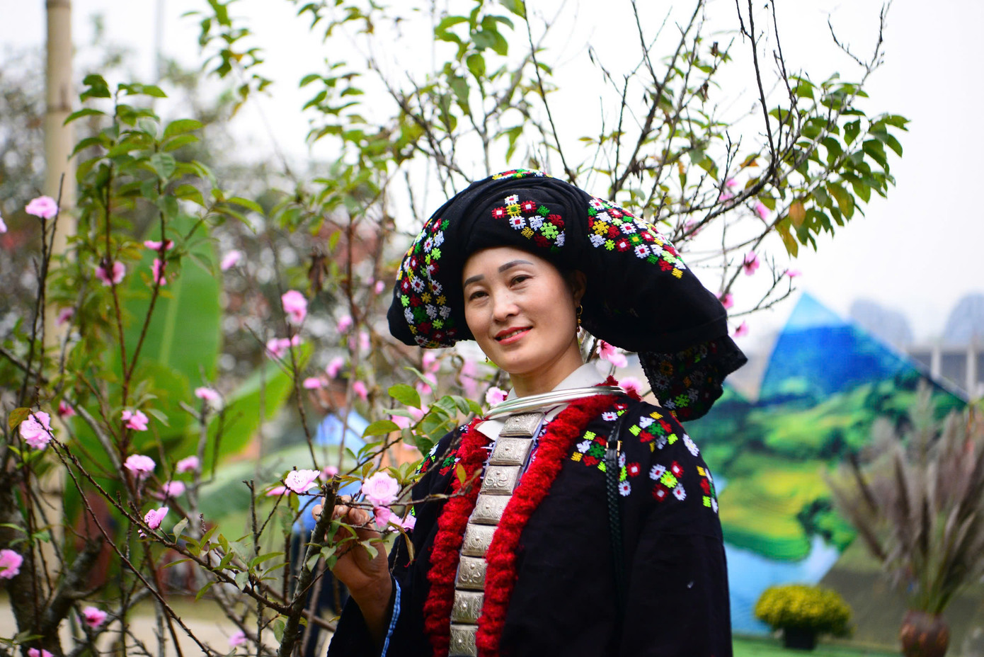 Đồng bào các dân tộc cũng tham gia chương trình diễn xướng dân gian tại Làng Văn hóa - Du lịch các dân tộc Việt Nam.