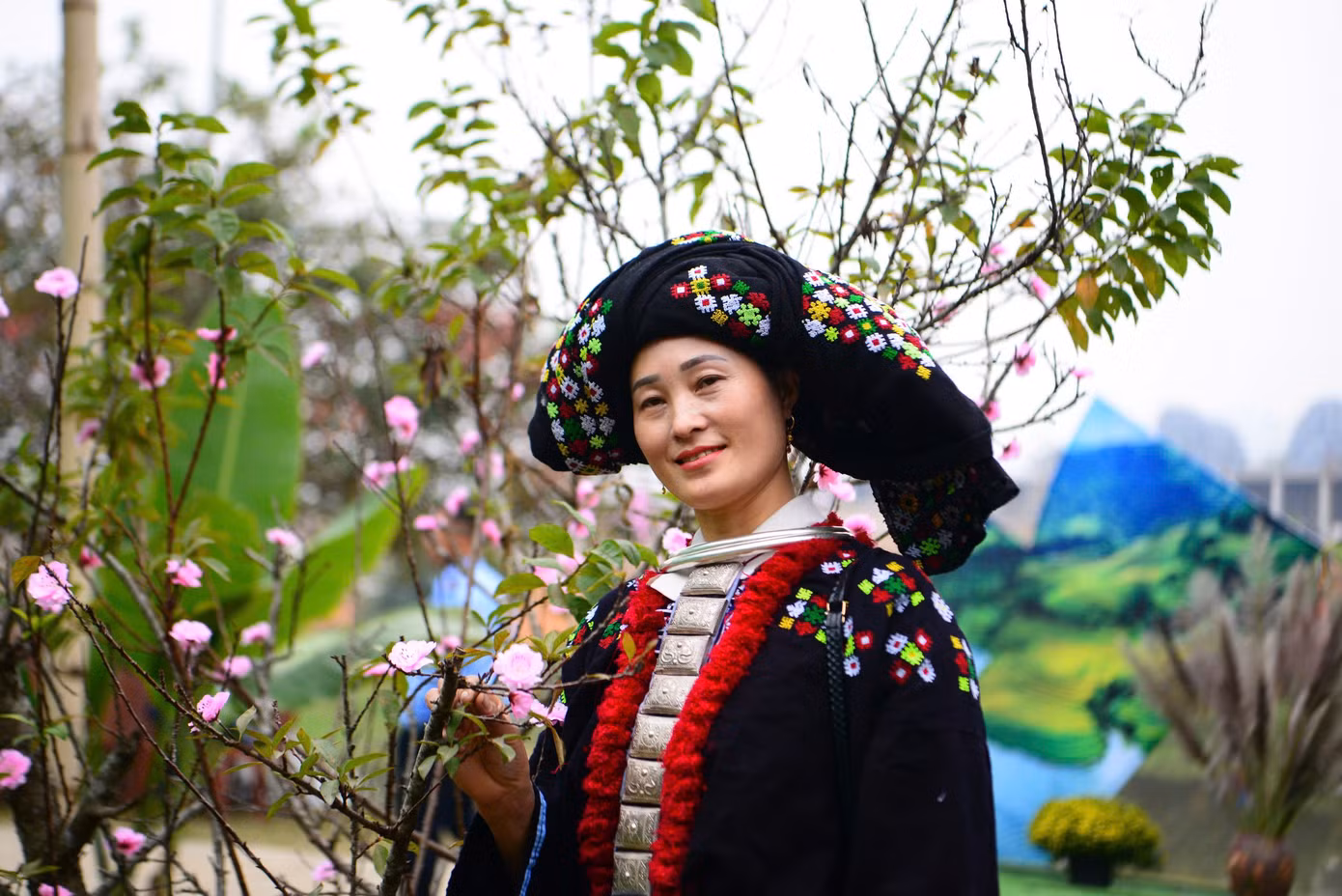 Đồng bào các dân tộc cũng tham gia chương trình diễn xướng dân gian tại Làng Văn hóa - Du lịch các dân tộc Việt Nam.