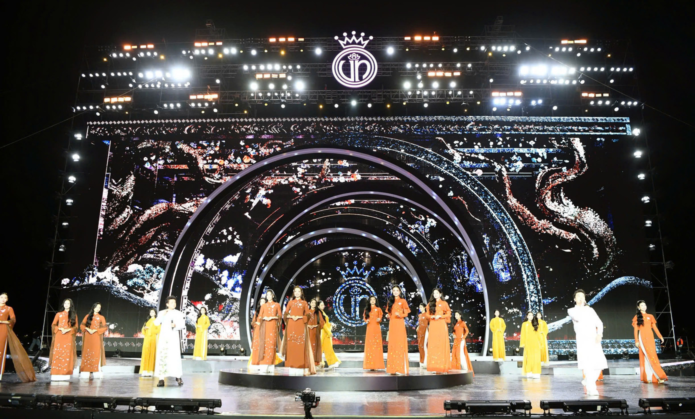 Màn trình diễn áo dài Bắc - Trung - Nam. Ảnh: Hồng Vĩnh, Như Ý.