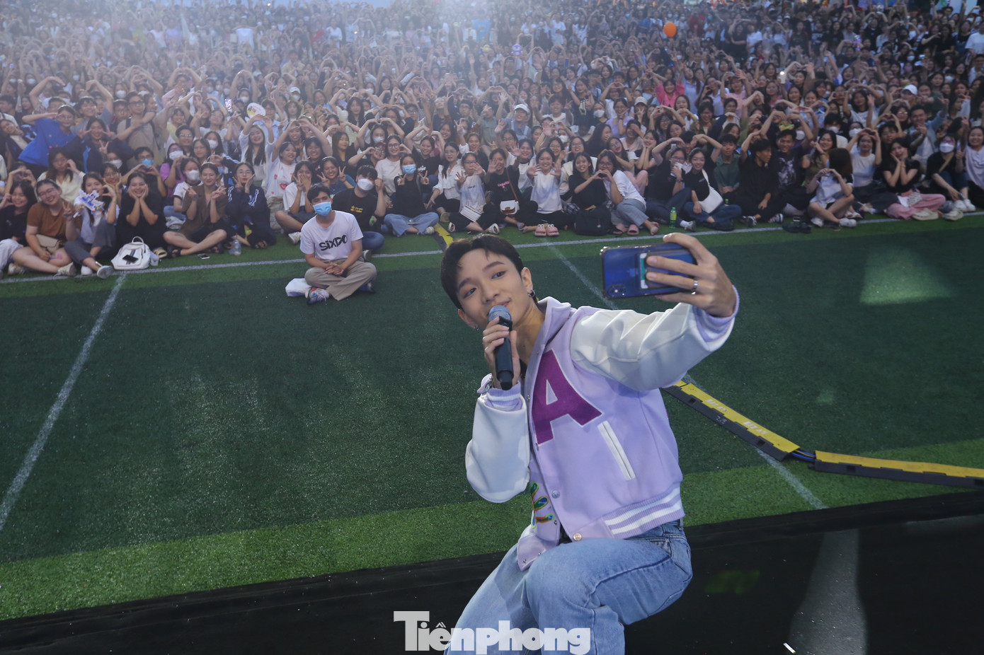 Sau bốn ca khúc tặng khán giả, Hoàng Dũng nán lại sân khấu giao lưu, "thả tim" chụp ảnh với hàng nghìn khán giả. Ca sĩ nói vui tiếc rằng điện thoại không đủ góc rộng để lấy đủ khuôn hình hơn nữa. Anh nán lại thêm một chút để tặng chữ ký cho khán giả hâm mộ. Sau bốn ca khúc tặng khán giả, Hoàng Dũng nán lại sân khấu giao lưu, "thả tim" chụp ảnh với hàng nghìn khán giả. Ca sĩ nói vui tiếc rằng điện thoại không đủ góc rộng để lấy đủ khuôn hình hơn nữa. Anh nán lại thêm một chút để tặng chữ ký cho khán giả hâm mộ.