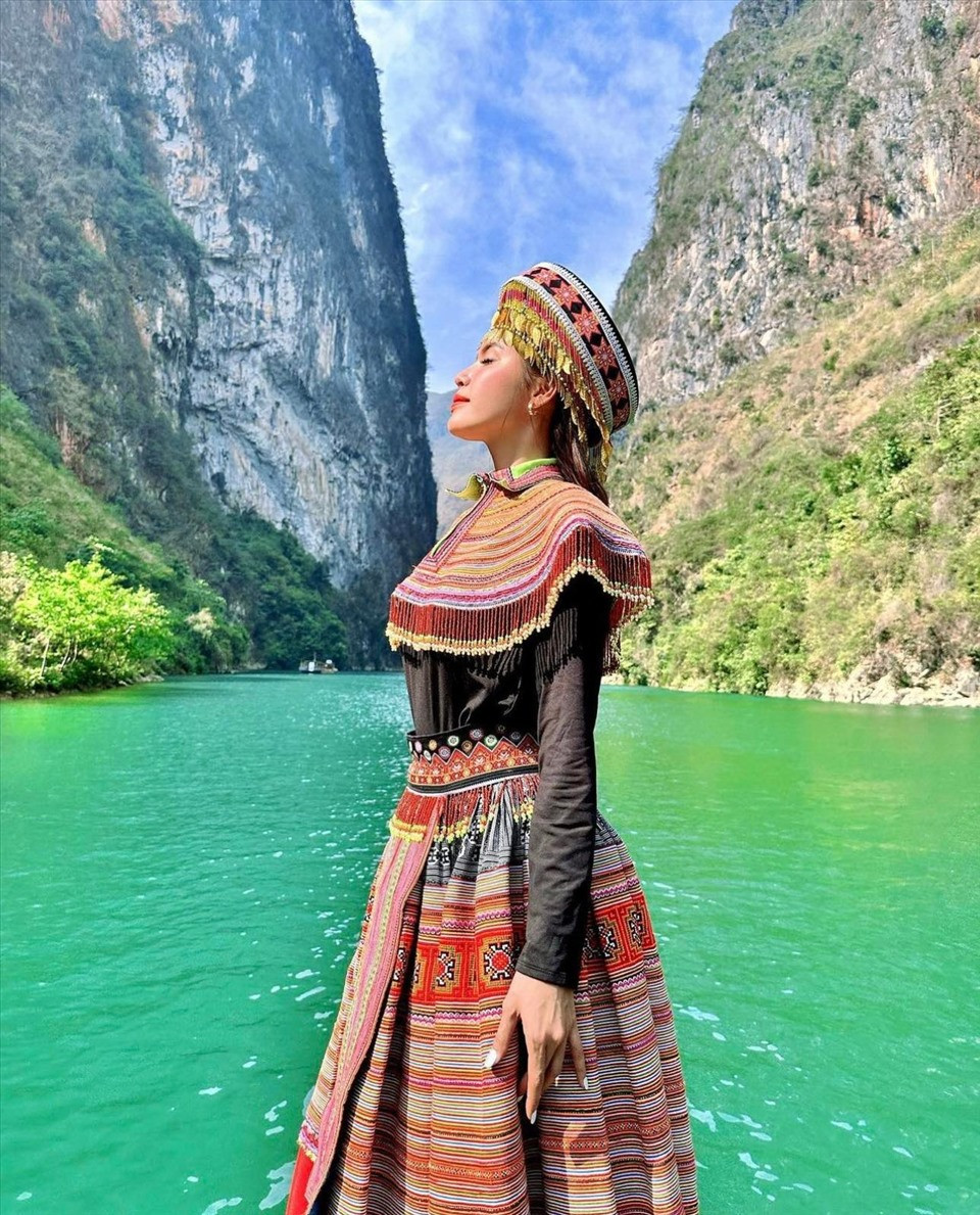 Du khách được khuyến khích mặc trang phục truyền thống khi tham quan sông Nho Quế.