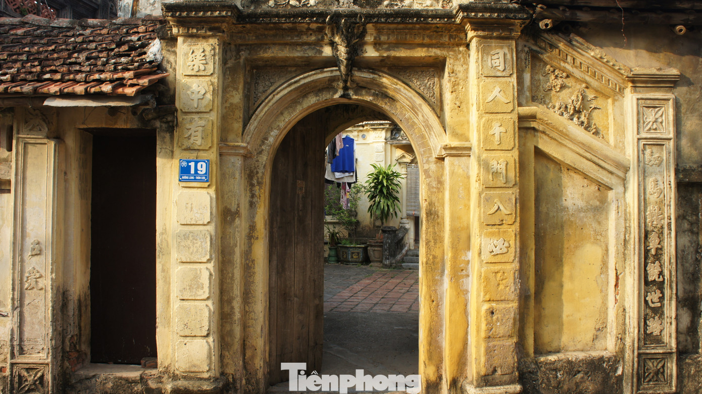 Ngôi nhà nổi bật với kiểu trang trí độc đáo. Cổng vào có hình con tôm đắp nổi, đôi càng to khỏe, cong, hướng lên trên. Vòm cổng làm theo kiến trúc phương Tây nhưng bên cạnh lại là hai hàng câu đối, liễn đối chữ Hán - Nôm trên tấm đại tự truyền thống của người Việt.