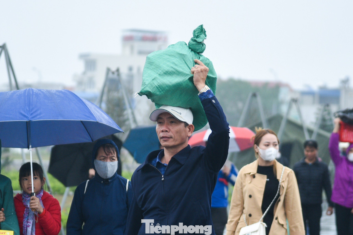 Người dân đội mưa về đền Trần. Người dân đội mưa về đền Trần.