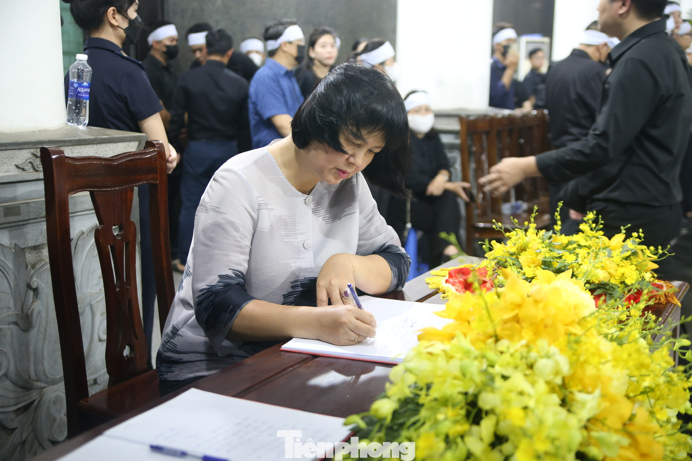 Phó Cục trưởng Cục Điện ảnh Nguyễn Thị Thu Hà xúc động ghi sổ tang. Phó Cục trưởng Cục Điện ảnh Nguyễn Thị Thu Hà xúc động ghi sổ tang.