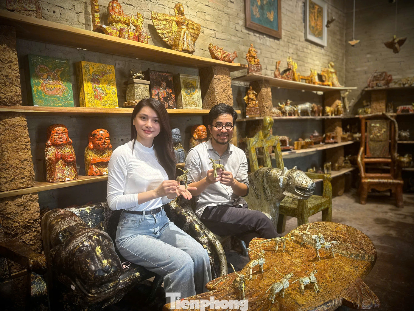 Đây cũng là hoạt động du lịch trải nghiệm độc đáo mà anh Nguyễn Tấn Phát dự định mở rộng trong thời gian tới. Anh chia sẻ những đoàn khách du lịch tới làng cổ Đường Lâm đều hào hứng trải nghiệm sản phẩm dân gian truyền thống, đặc biệt là những sản phẩm mới lạ. "Rơm rạ có thể trở thành tài nguyên quý giá, đem lại giá trị cho du lịch", nghệ nhân bày tỏ.