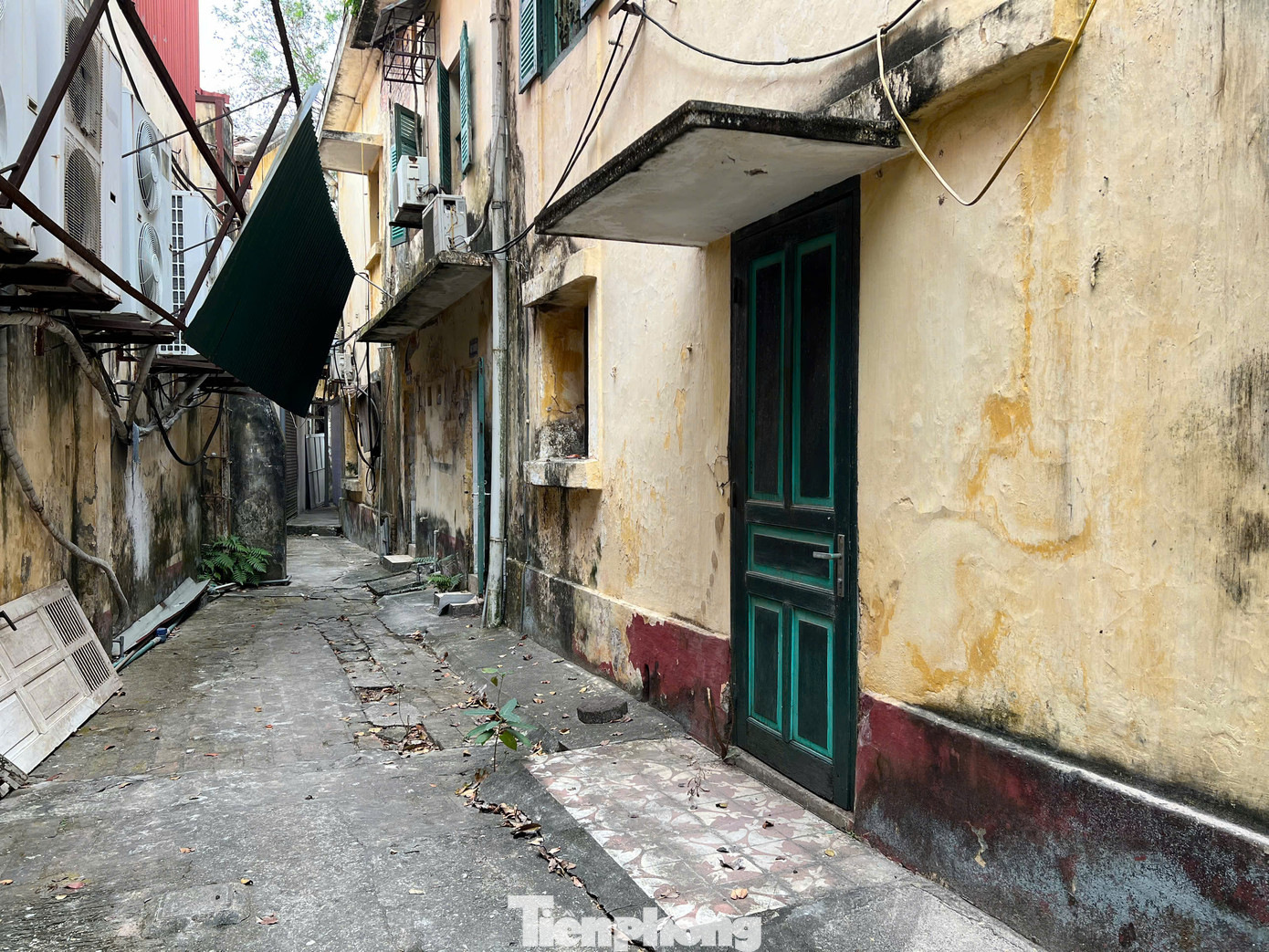 Cảnh đổ nát ở Hãng phim truyện Việt Nam. Cảnh đổ nát ở Hãng phim truyện Việt Nam.