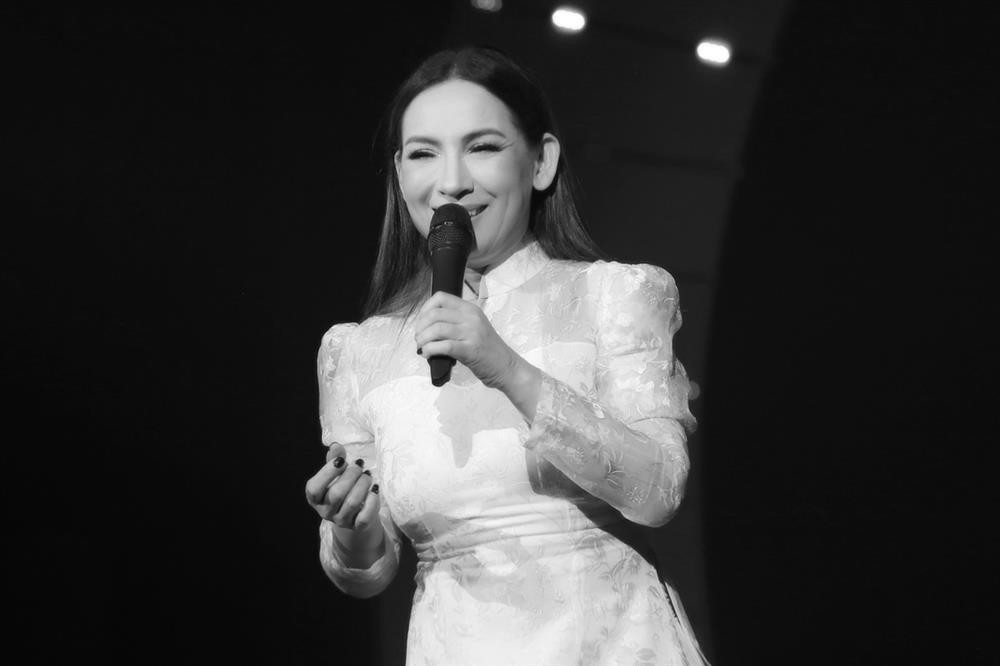 Ca sĩ Phi Nhung qua đời sau một hơn tháng điều trị COVID-19. Ca sĩ Phi Nhung qua đời sau một hơn tháng điều trị COVID-19.