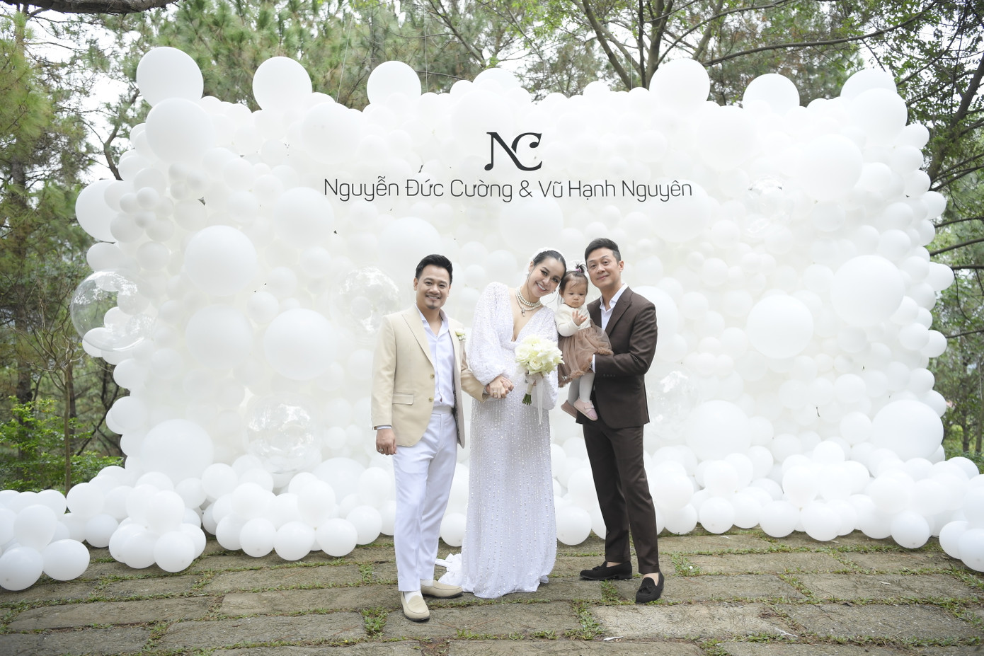 MC Anh Tuấn là chủ hôn. Anh đưa bà xã và con gái cùng dự lễ cưới.