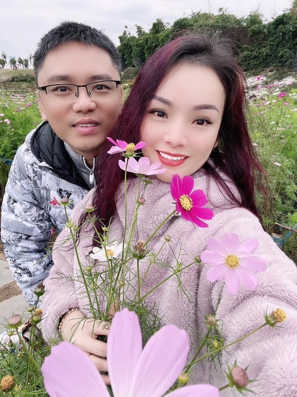 Lần hiếm hoi nữ ca sĩ để lộ chân dung ông xã hiện tại. Lần hiếm hoi nữ ca sĩ để lộ chân dung ông xã hiện tại.