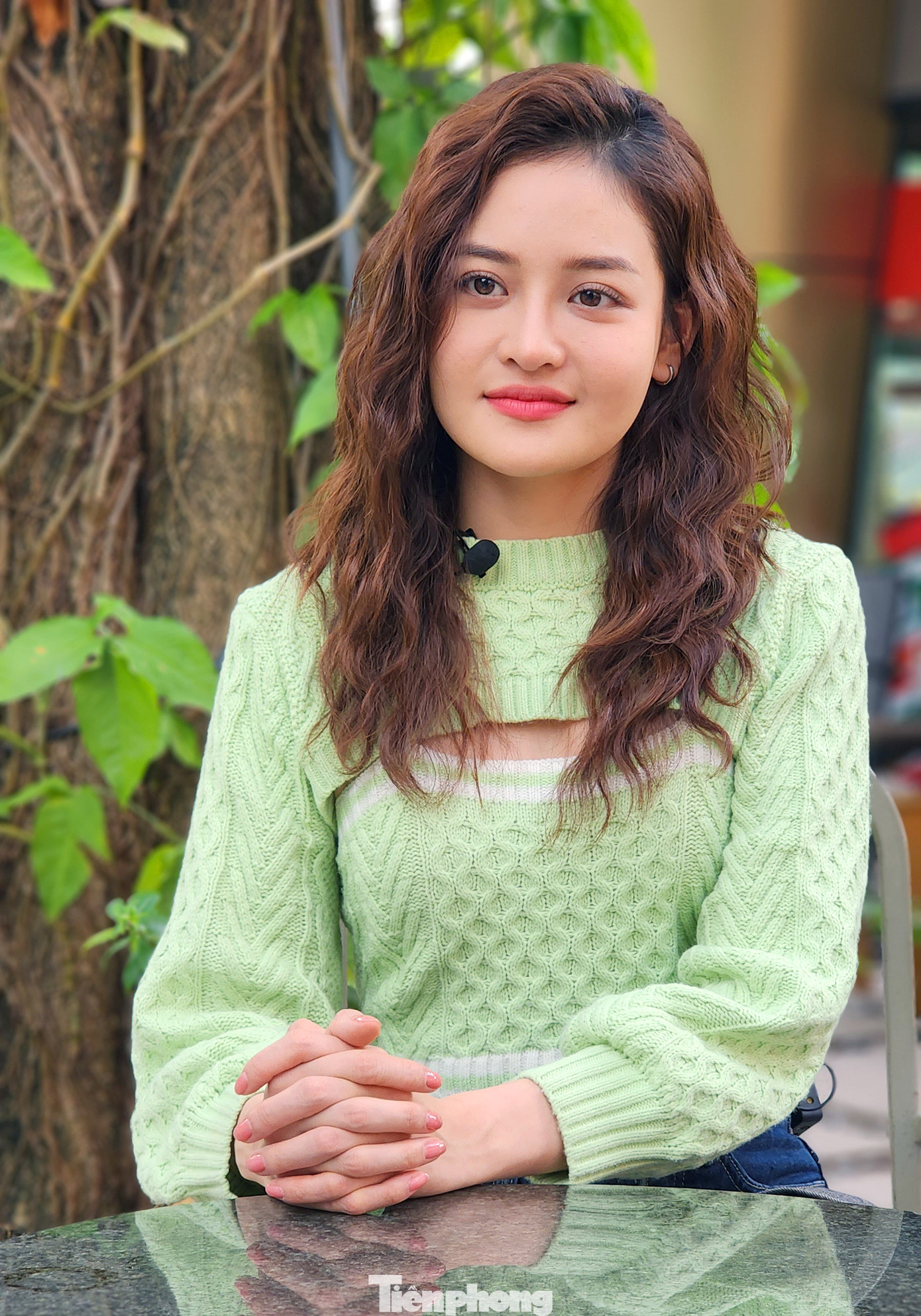 Diễn viên Thùy Anh sinh năm 1995, nổi tiếng sau bộ phim Bộ tứ 10A8. Năm 2014, Thùy Anh tái xuất với vai Huyền trong Đập cánh giữa không trung. Giữa lúc tên tuổi đang được chú ý, cô phải nghỉ đóng phim 4 năm để tập trung học đại học. Sự nghiệp của nữ diễn viên 9X nhiều lần "chìm nổi", song đam mê với nghệ thuật là lý do giúp Thùy Anh kiên trì với nghề. Ảnh: TRỌNG QUÂN.