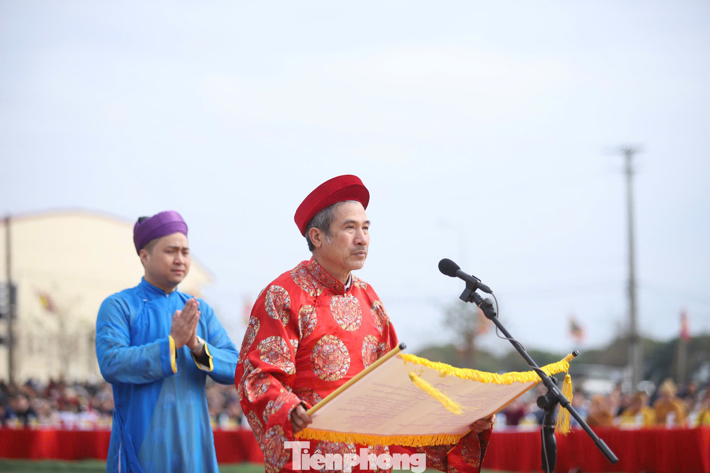 Lễ hội Tịch điền Đọi Sơn 2025 diễn ra sáng 4/2 (Mùng 7 Tết Ất Tỵ). Trên nền tiếng trống hội là màn múa rồng. Vào nghi lễ chính thức, một vị bô lão của xã Tiên Sơn đọc văn trình.