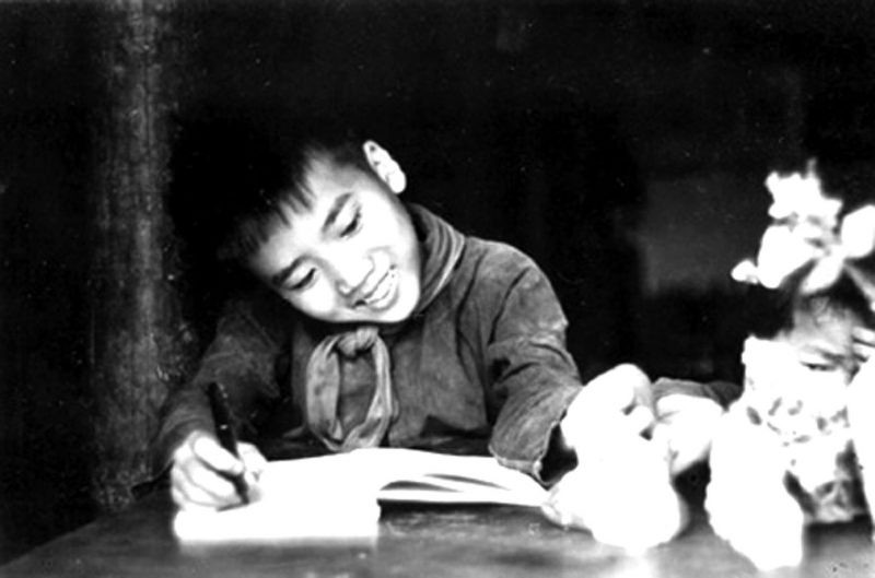 Nhà thơ Trần Đăng Khoa (trái) và nhà thơ Hoàng Hiếu Nhân đều có những sáng tác để đời từ rất sớm. Nhà thơ Trần Đăng Khoa (trái) và nhà thơ Hoàng Hiếu Nhân đều có những sáng tác để đời từ rất sớm.