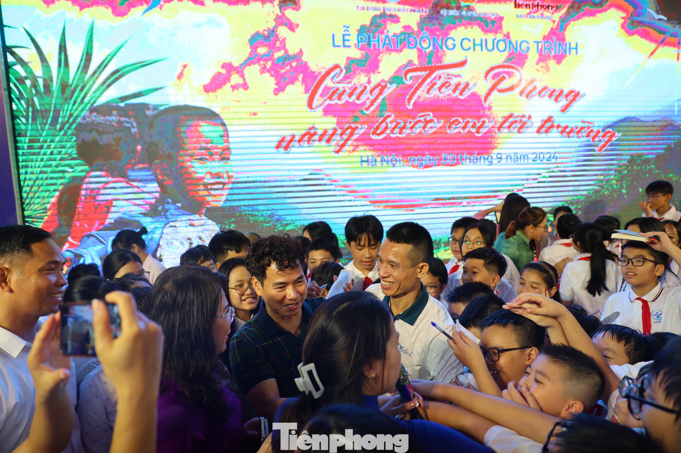 NSND Xuân Bắc giữa vòng vây của người hâm mộ nhí.