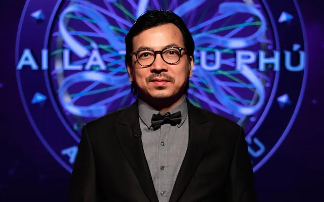 MC Đinh Tiến Dũng cầm trịch Ai là triệu phú sau nhà báo Lại Văn Sâm và MC Phan Đăng. MC Đinh Tiến Dũng cầm trịch Ai là triệu phú sau nhà báo Lại Văn Sâm và MC Phan Đăng.