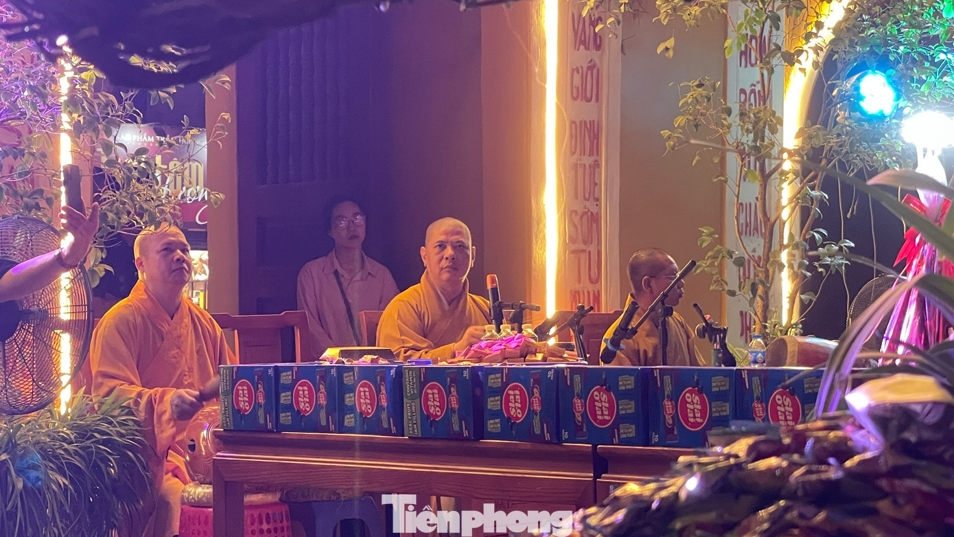 Các nghi thức không thể thiếu là nhiễu đàn, đọc khóa cúng, bắt quyết, múa long hồ, sái tịnh chân ngôn, khai hoa kết ấn, dâng lục cúng, thỉnh mời cô hồn, tuyên sớ cầu an...