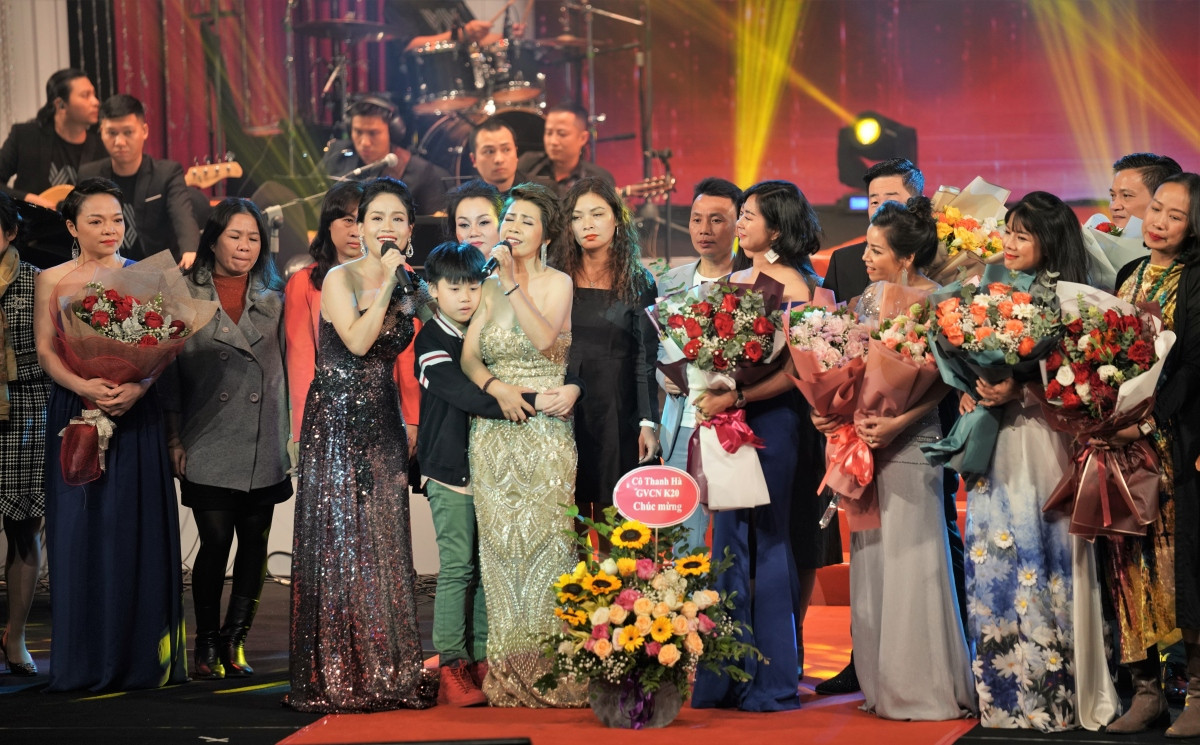 NSƯT Hồng Vy và con trai trong đêm nhạc riêng đầu tiên chị.