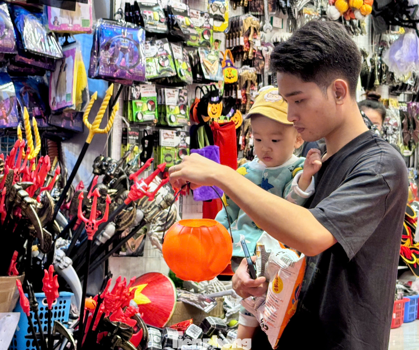 Không chỉ trẻ em, người lớn cũng đam mê chọn lựa đồ trang trí Halloween. Chủ một số cửa hàng cho biết những món đồ này được nhập về ngay sau dịp Tết Trung thu. Mỗi năm, mẫu mã thay đổi hiện đại hơn, phù hợp với thị hiếu của người tiêu dùng.