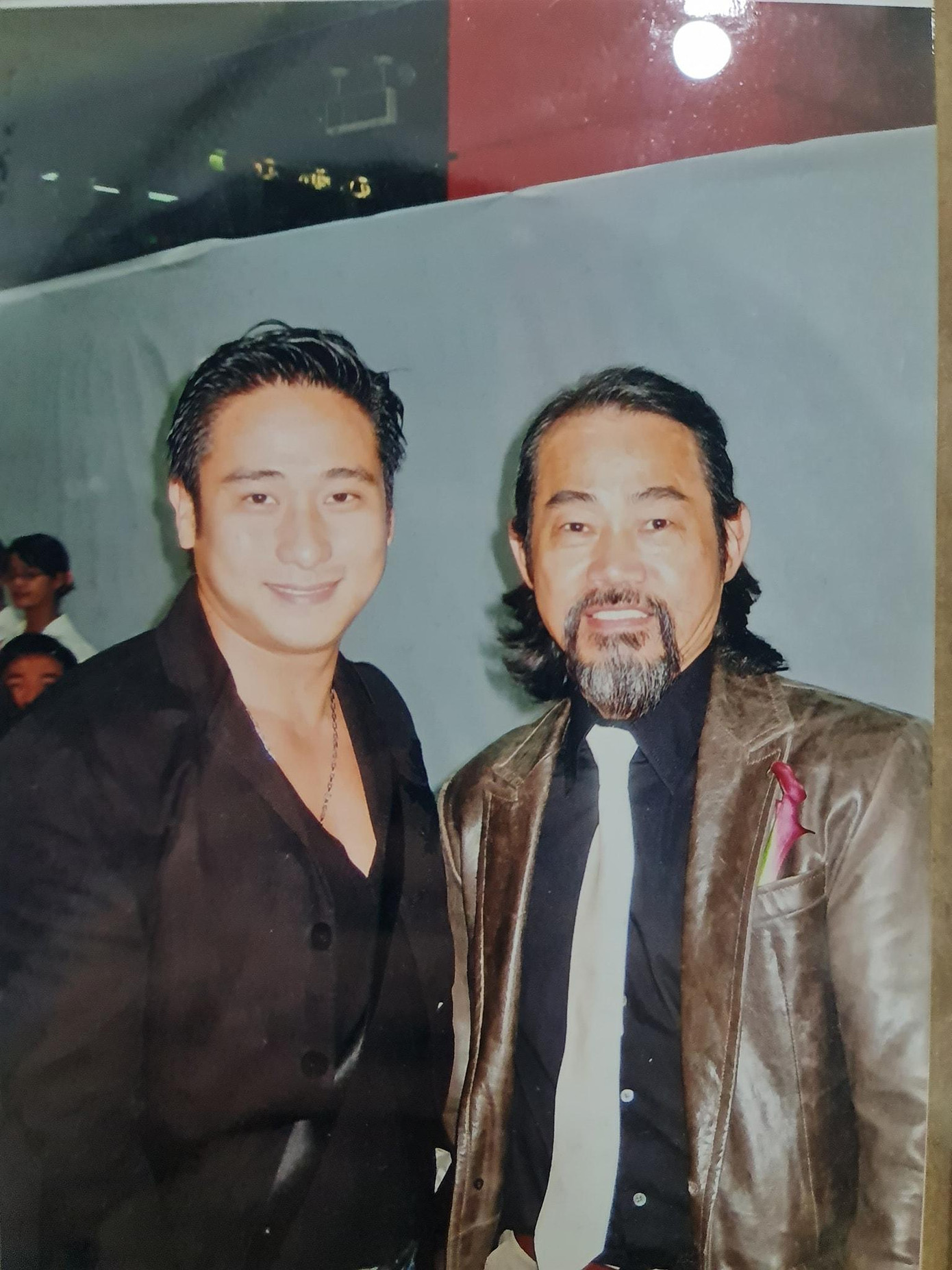 Nam diễn viên sinh năm 1977 chụp ảnh cùng Nguyên Hoa - ngôi sao kì cựu của TVB.