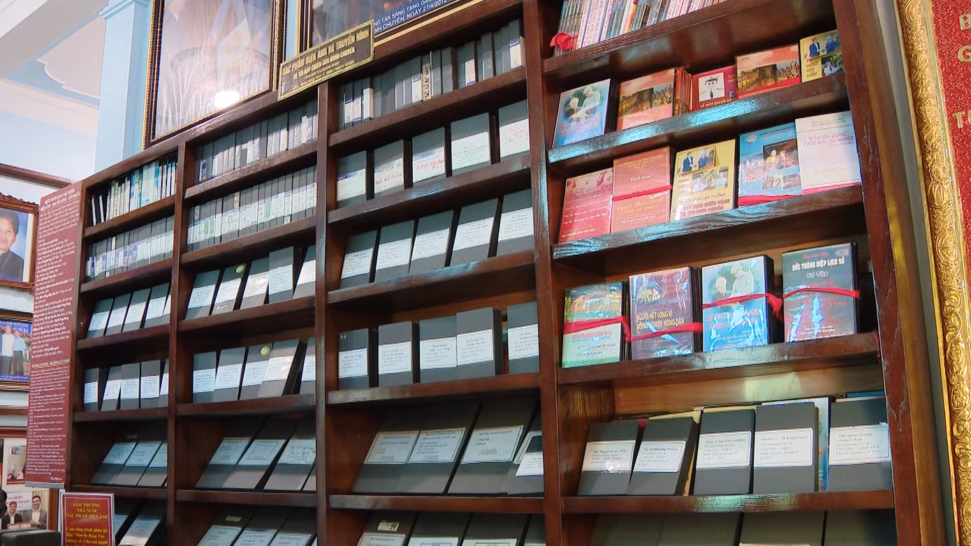 Nhà văn Minh Chuyên tại bảo tàng của ông ở Thái Bình.