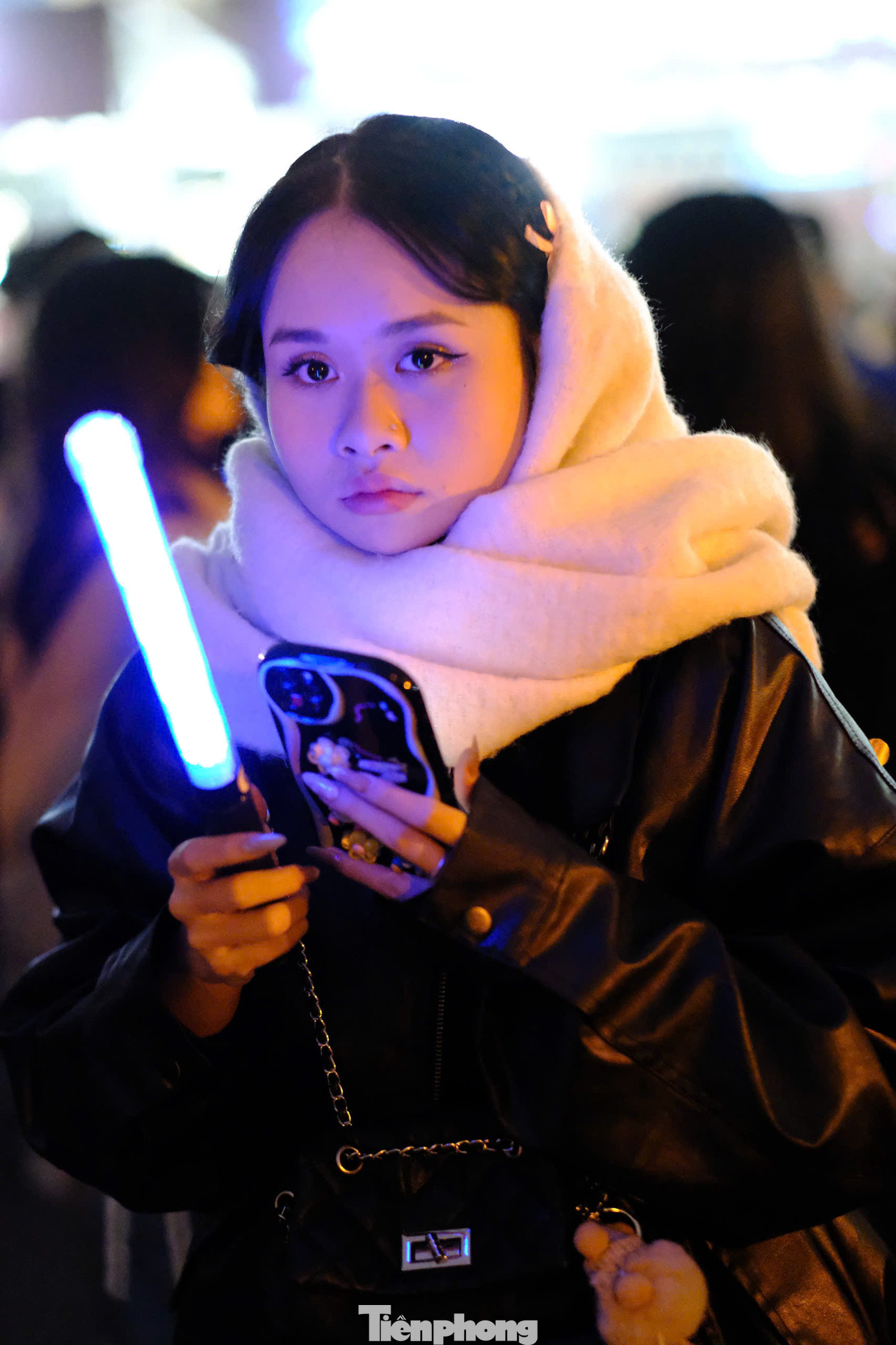 Một số fan có mặt từ sáng hoặc đầu giờ chiều đã chuẩn bị thức ăn nhẹ, khăn và mũ. Trong sân, người hâm mộ hô tên thần tượng trước giờ diễn. Concert Anh trai say hi đầu tiên tại Hà Nội diễn ra tối 7/12, đón hàng chục nghìn người. Một số sự cố đã xảy ra như pháo bay vào người fan, đồ ăn của hạng vé cao bị chê, fan ngất xỉu ở khu vực đứng. BTC lên tiếng xin lỗi và khẳng định tiếp thu ý kiến, rút kinh nghiệm để khán giả có trải nghiệm tốt khi xem concert.