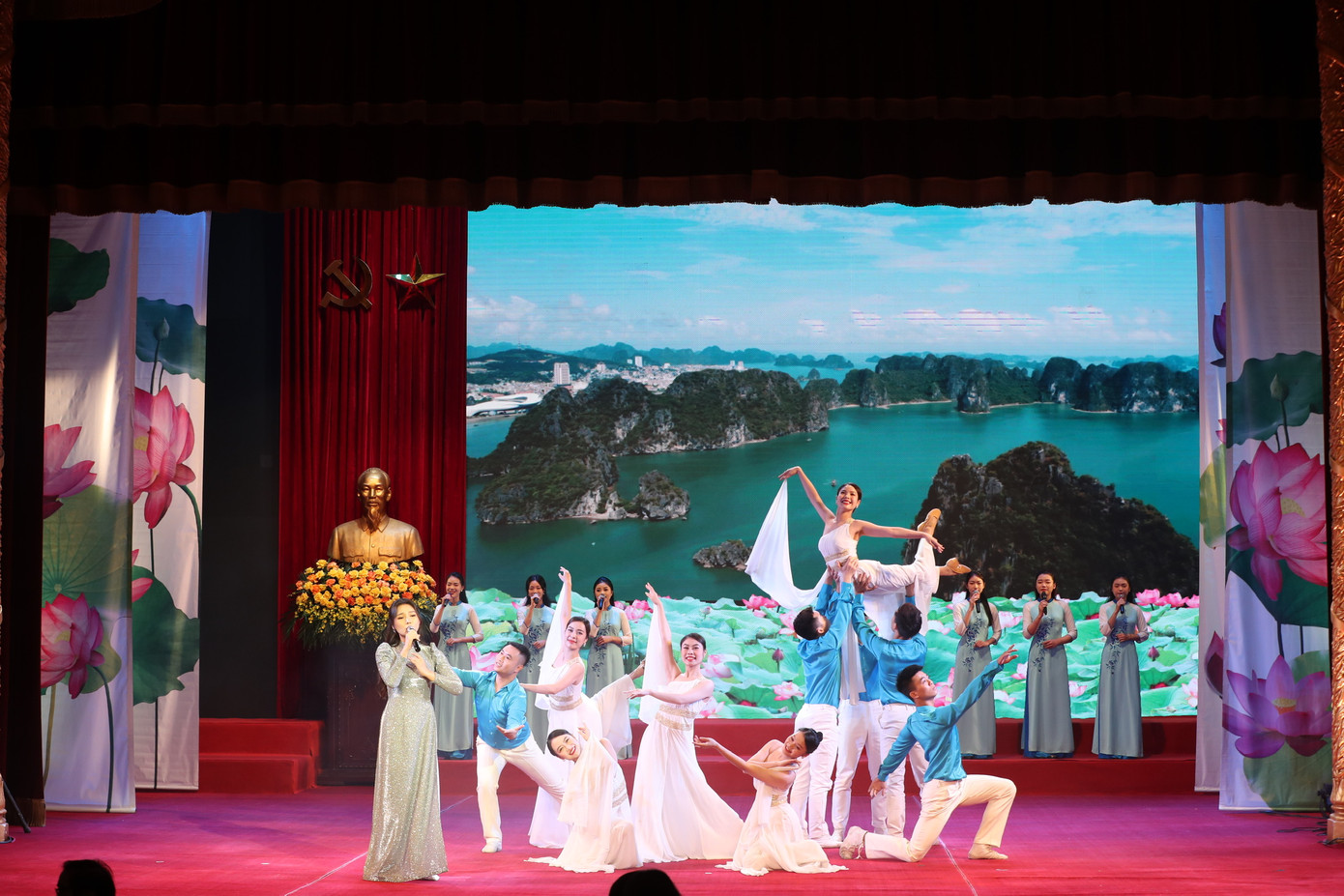 Ca khúc Biển hát chiều nay vang lên trong lễ trao giải. Đây là một trong những ca khúc nổi tiếng của nhạc sĩ Hồng Đăng - vừa được tặng Giải thưởng Hồ Chí Minh. Ảnh:Nhật Minh.