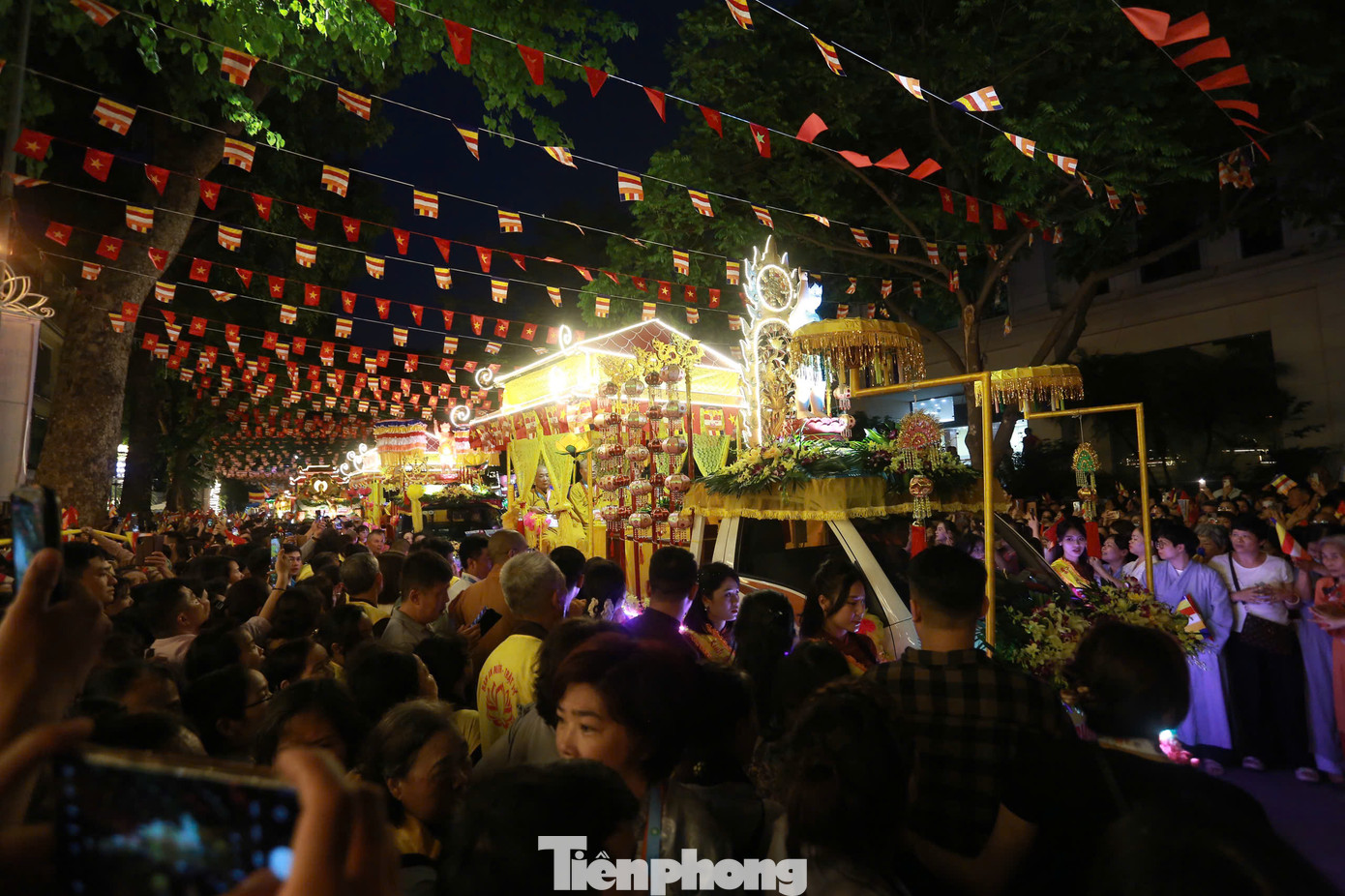 Người dân vây quanh xe rước.