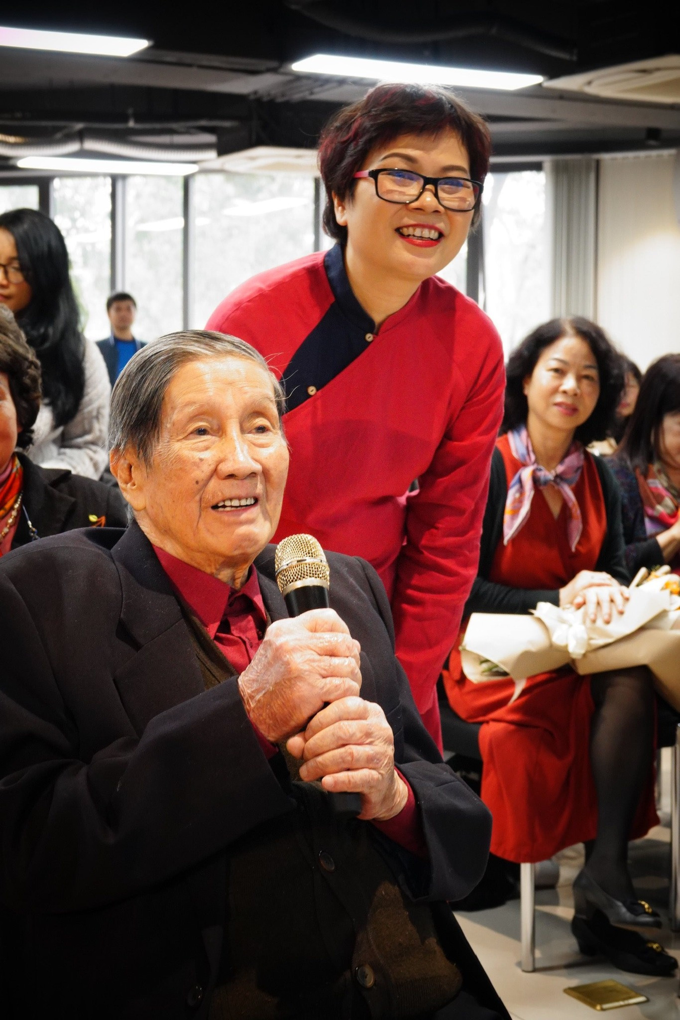 Nhạc sĩ Phạm Tuyên và con gái trong buổi ra mắt ấn bản đặc biệt, tập hợp những ca khúc của ông.