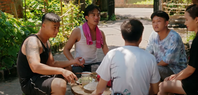 Mến lên thăm Hiếu, được anh em xóm trọ chào đón. Ảnh: CMH. Mến lên thăm Hiếu, được anh em xóm trọ chào đón. Ảnh: CMH.