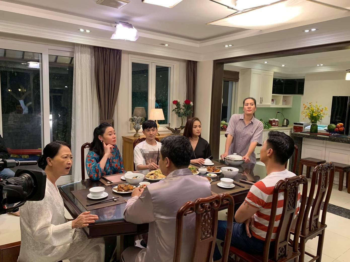 Diễn viên Minh Cúc (vai Sâm) cũng chia sẻ lại những cảnh quay cả gia đình nhà họ Hoàng trong biệt thự. Nữ diễn viên khẳng định sau khi nói lời chia tay, cô rất &quot;nhớ và thương gia đình lớn&quot; của mình.