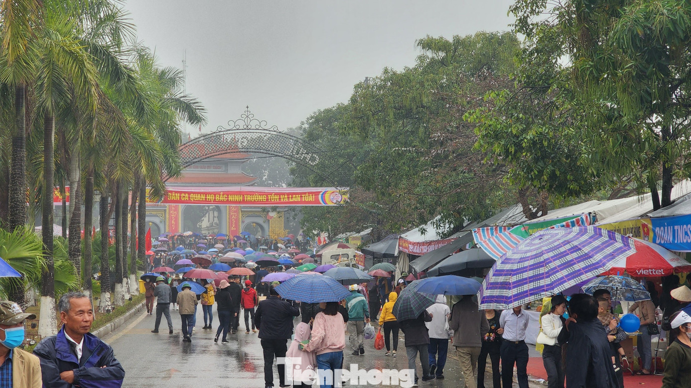 Lễ hội Lim 2023, công tác quản lý được tăng cường, bảo đảm các hoạt động của lễ hội diễn ra với tinh thần vui tươi, thiết thực, an toàn và tiết kiệm. Đoàn Thanh niên huyện Tiên Du bố trí các điểm cấp nước miễn phí cho du khách. Ảnh: TRỌNG QUÂN.