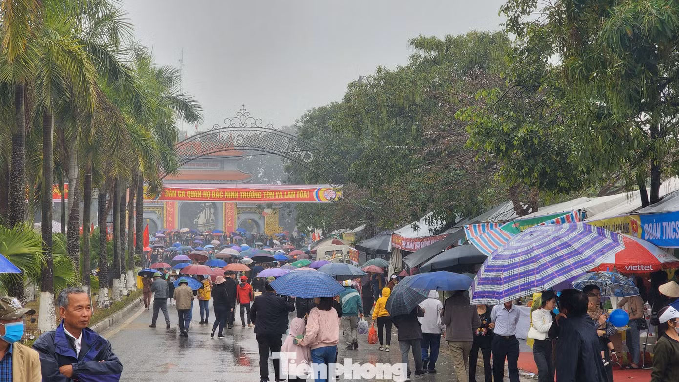 Lễ hội Lim 2023, công tác quản lý được tăng cường, bảo đảm các hoạt động của lễ hội diễn ra với tinh thần vui tươi, thiết thực, an toàn và tiết kiệm. Đoàn Thanh niên huyện Tiên Du bố trí các điểm cấp nước miễn phí cho du khách. Ảnh: TRỌNG QUÂN.