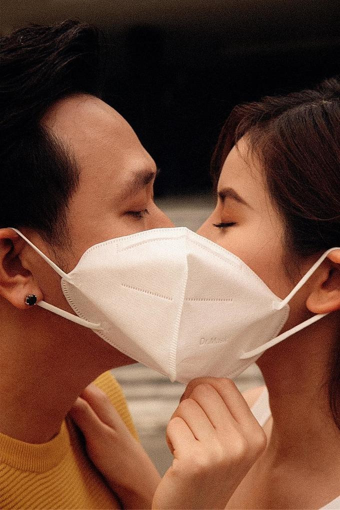 Cả hai khóa môi ngọt ngào dịp Lễ Tình nhân Cả hai khóa môi ngọt ngào dịp Lễ Tình nhân