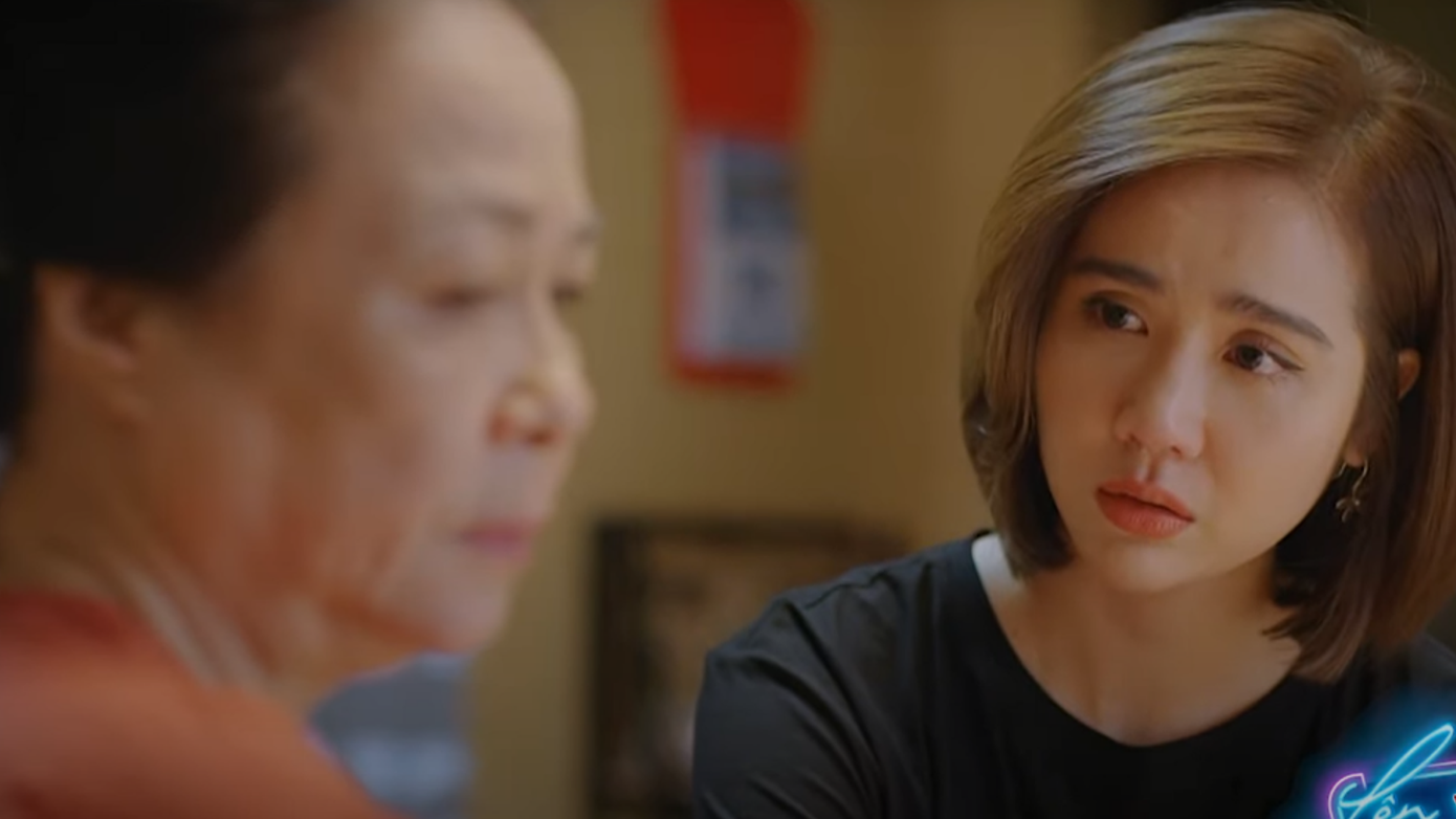 Bà Nga mềm lòng khi Vân Trang trở về xin lỗi. Bà Nga mềm lòng khi Vân Trang trở về xin lỗi.