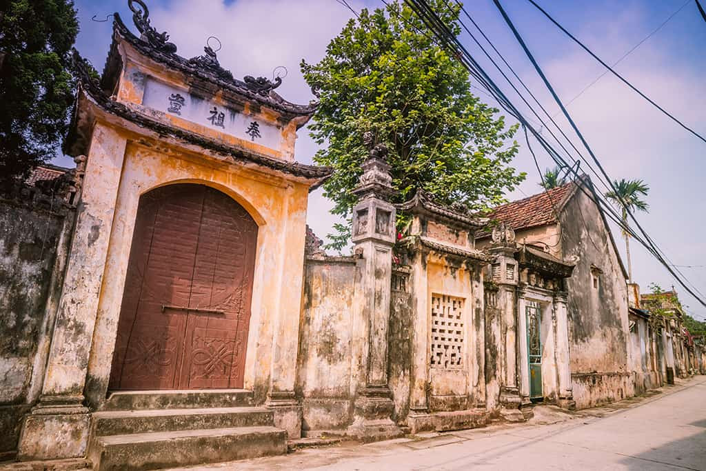 Làng Cựu thuộc địa giới hành chính xã Vân Từ, huyện Phú Xuyên, TP. Hà Nội. Đây là ngôi làng có tuổi đời 500 năm. Người làng Cựu nổi tiếng với nghề may Âu phục, nhờ vậy, nhà nhà trong làng phất lên nhanh chóng. Sự hưng vượng của làng thể hiện qua các kiến trúc nhà ở bắt đầu được xây dựng từ những năm 1920-1950.