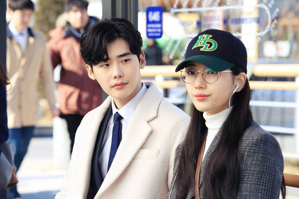 Không có rating quá khủng như những bộ phim trên nhưng Khi nàng say giấc của Lee Jong Suk và Suzy vẫn có mặt ở vị trí thứ năm. Bộ phim lên sóng vào năm 2017 và là đứa con tinh thần tiếp theo của biên kịch Park Hye Ryun, người đã quá nổi tiếng với loạt drama I Hear Your Voice, Pinocchio hay Dream High.