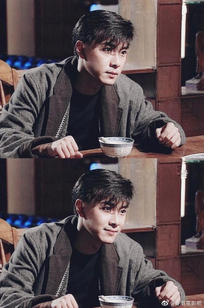 Với lối diễn tự nhiên, tếu táo, nam diễn viên sinh năm 1965 được mệnh danh cây hài số 1 Hồng Kông bởi những pha chọc cười &quot;có 1 không 2&quot;