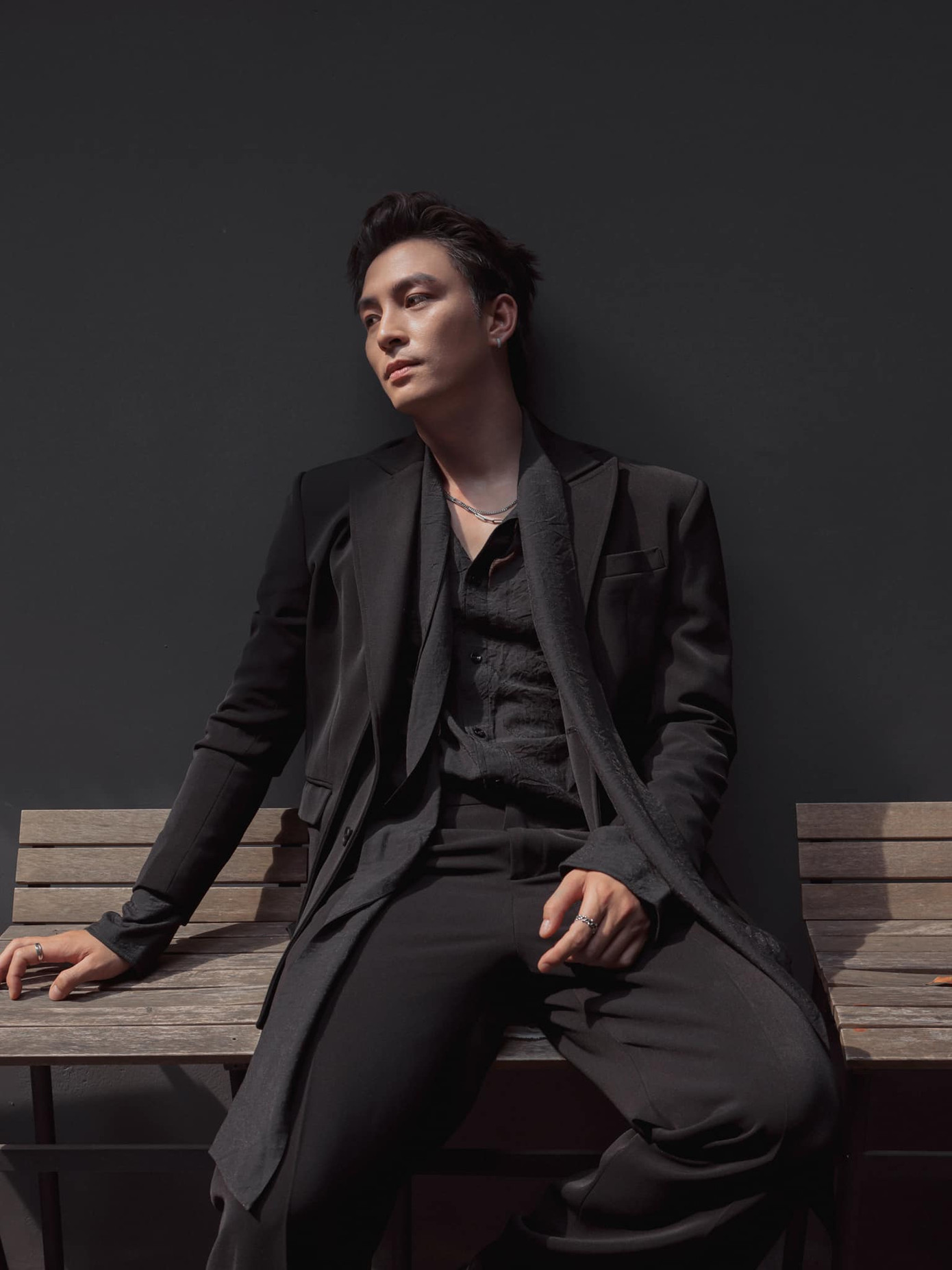 Anh từ chối nhiều lời mời khiếm nhã, thậm chí gạ gẫm "đi khách". Anh từ chối nhiều lời mời khiếm nhã, thậm chí gạ gẫm "đi khách".