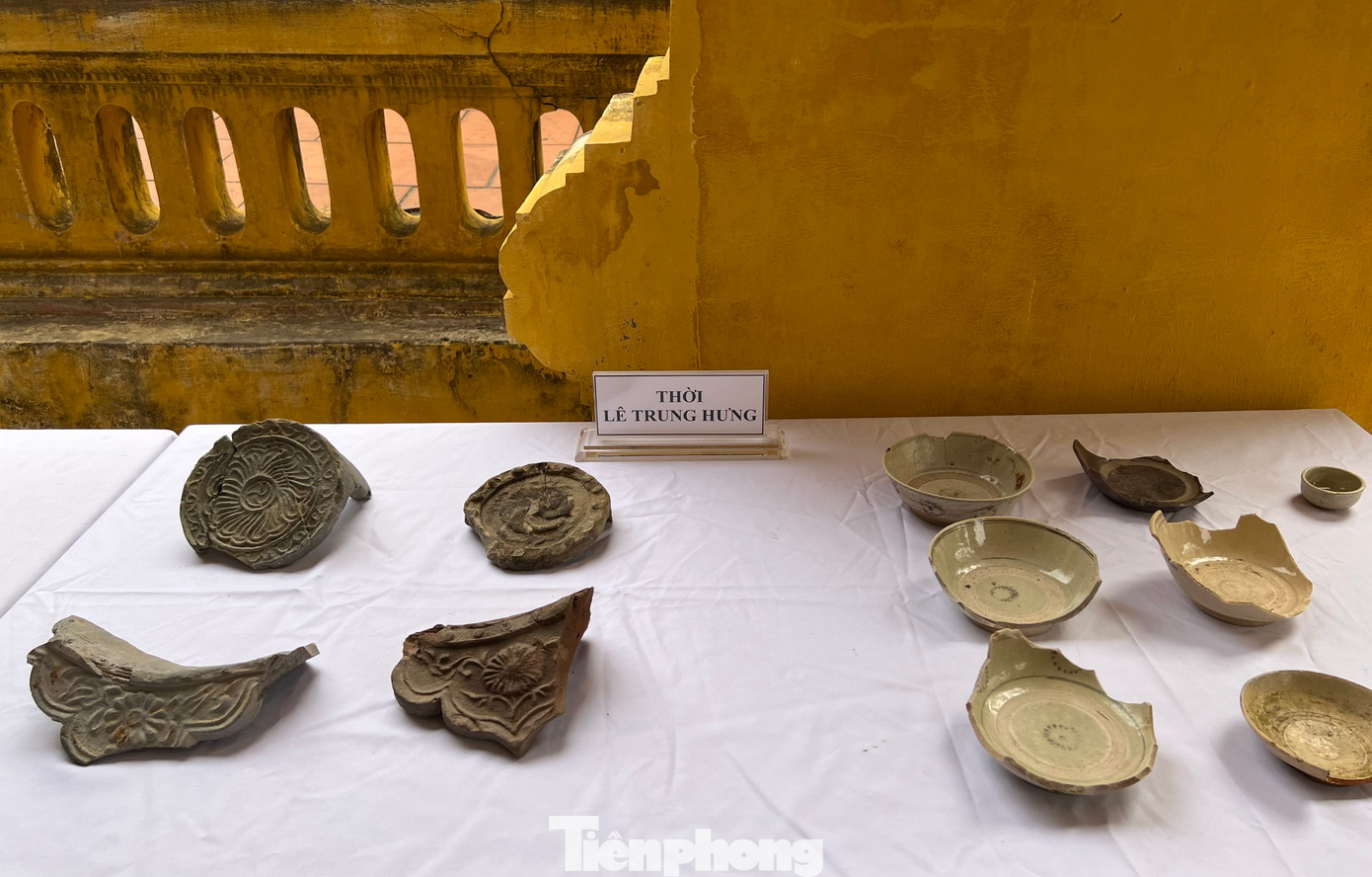Di vật gạch, ngói, gốm men, gốm sành thuộc nhiều niên đại. Di vật gạch, ngói, gốm men, gốm sành thuộc nhiều niên đại.