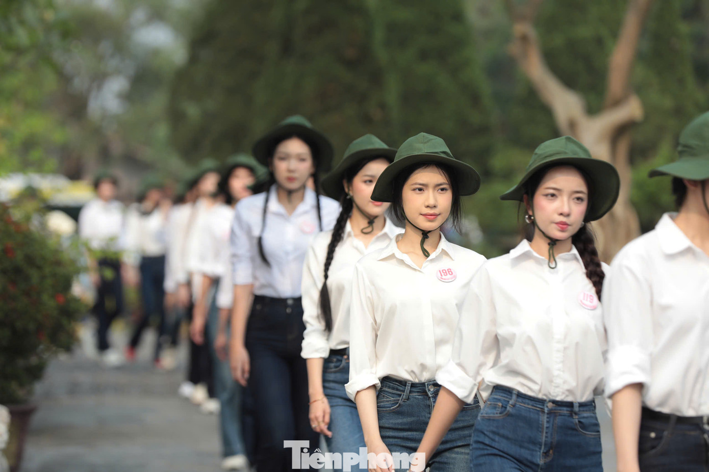 41 cô gái xúc động khi tới Nghĩa trang Đường 9. Đây là nơi yên nghỉ của gần 11.000 anh hùng liệt sĩ bộ đội chủ lực, bộ đội địa phương, dân quân du kích và thanh niên xung phong đã chiến đấu, phục vụ chiến đấu trên mặt trận Đường 9 và trên đất Lào trong suốt cuộc kháng chiến chống Mỹ cứu nước.