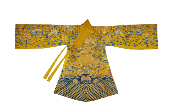 Hình ảnh long bào được công bố trên trang web của nhà đấu giá. Hình ảnh long bào được công bố trên trang web của nhà đấu giá.