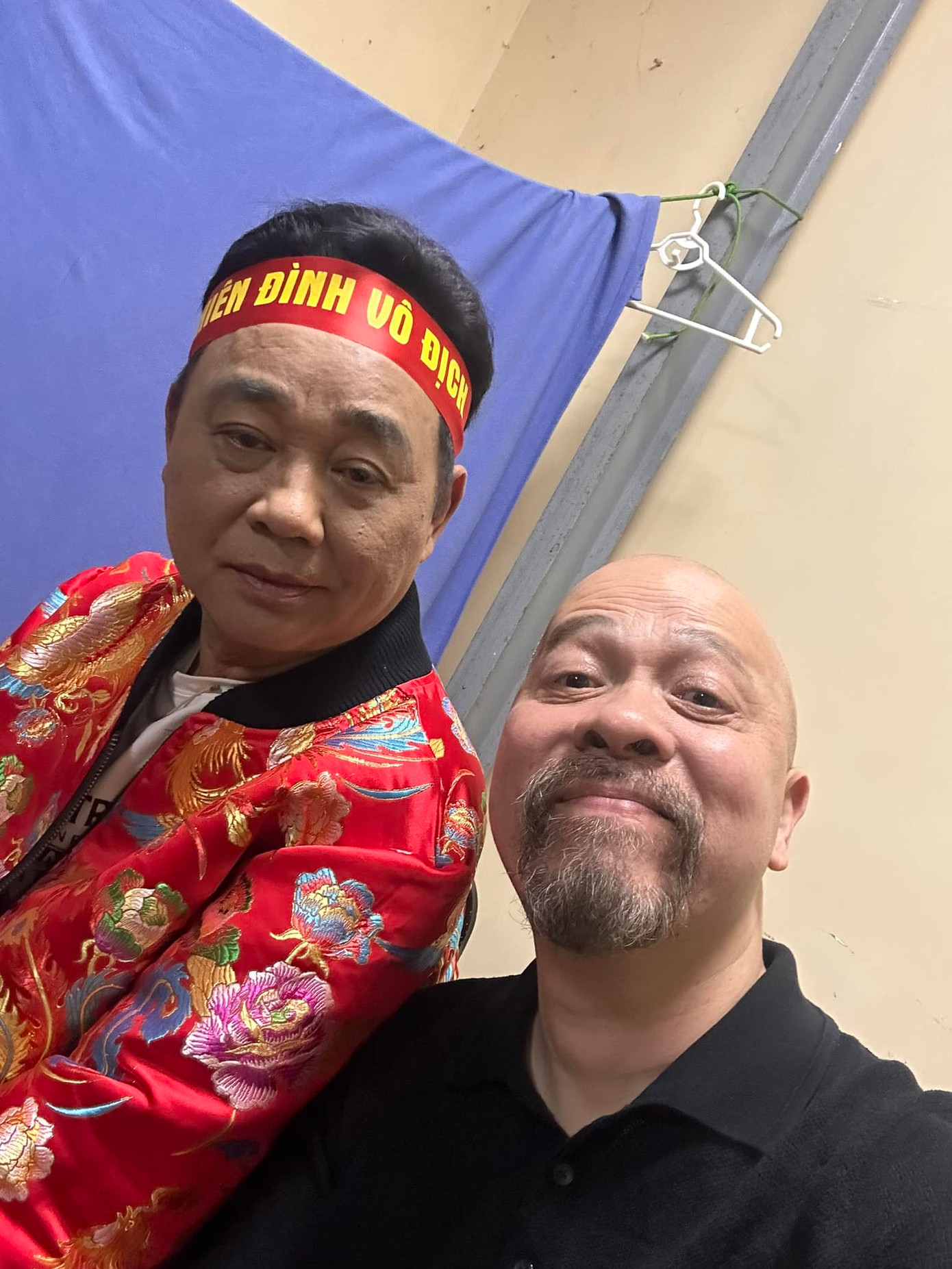 NSND Quốc Khánh (trái) mặc áo thêu hoa đỏ, đeo băng rôn "Thiên đình vô địch". Trong một video hậu trường, dàn nghệ sĩ cũng cầm áo đấu của tuyển Việt Nam. Khán giả dự đoán Táo Quân đề cập chiến thắng của tuyển Việt Nam tại AFF Cup 2024.