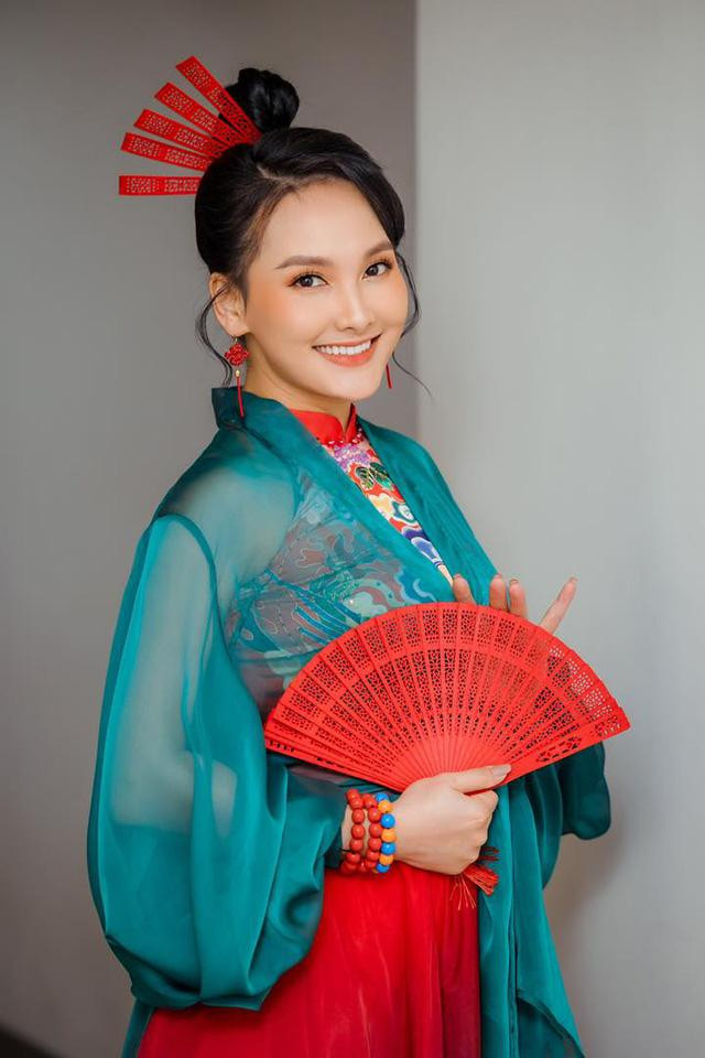 Bảo Thanh đẹp rạng rỡ trong hậu trường 12 Con giáp.