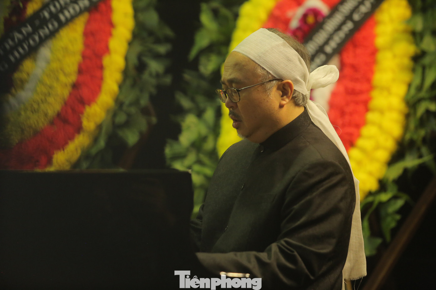 NSND Đặng Thái Sơn tiễn đưa mẹ bằng bản nhạc xúc động. Ảnh: DUY PHẠM.