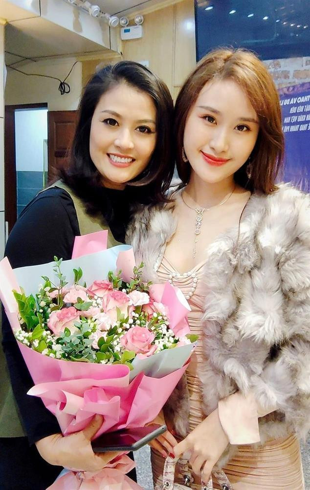 Nữ diễn viên Hoa Thúy bên con gái lớn- Thiên Nga. Nữ diễn viên Hoa Thúy bên con gái lớn- Thiên Nga.