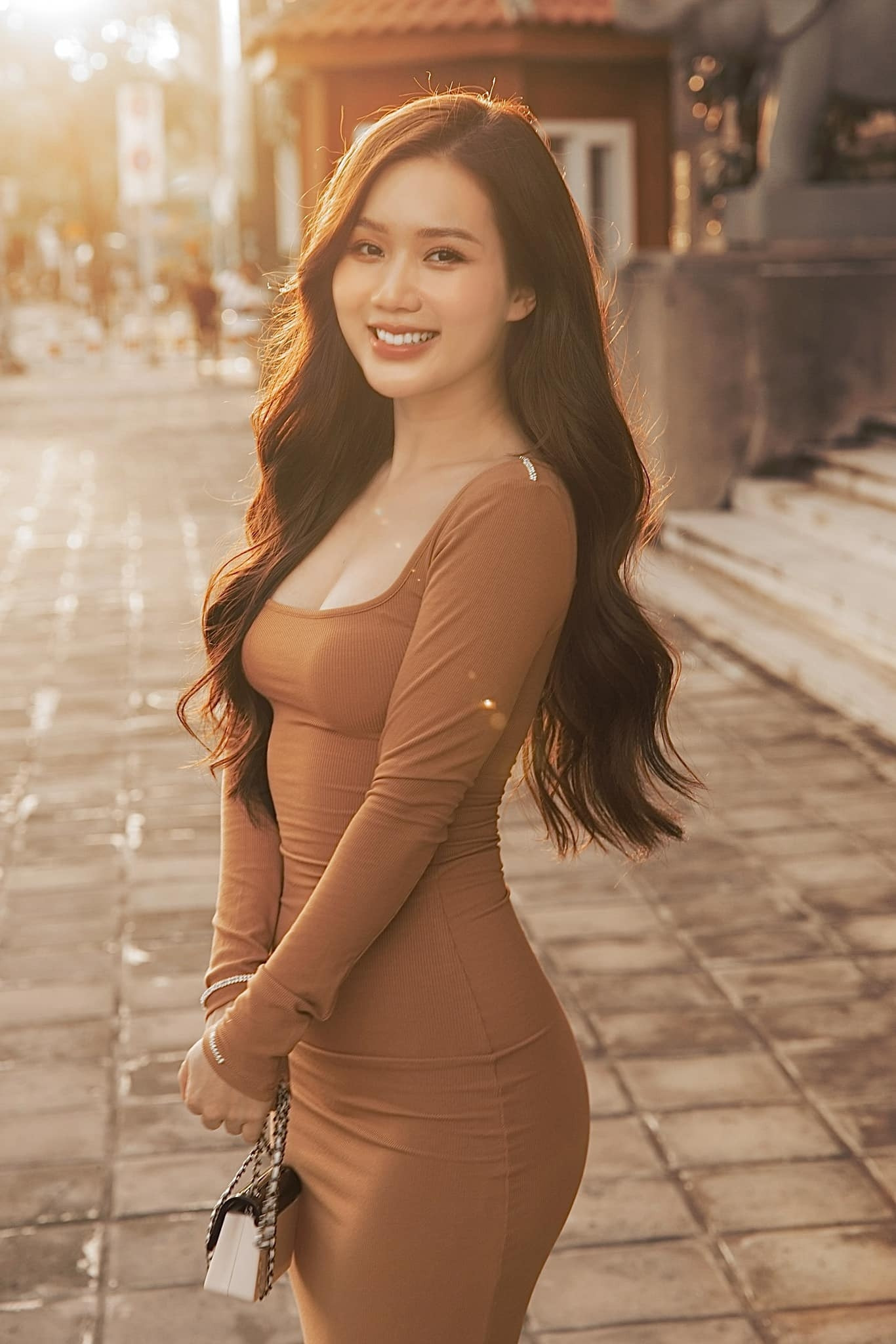 Xuất phát điểm là người mẫu ảnh, ngoài đời nữ diễn viên sinh năm 1995 theo đuổi phong cách gợi cảm, khéo chọn trang phục tôn dáng. Xuất phát điểm là người mẫu ảnh, ngoài đời nữ diễn viên sinh năm 1995 theo đuổi phong cách gợi cảm, khéo chọn trang phục tôn dáng.