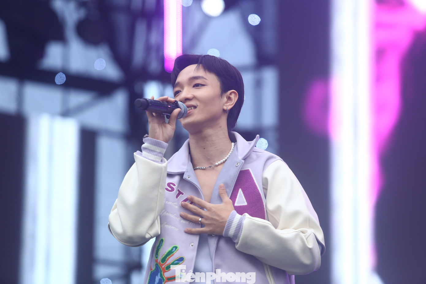 Ca sĩ Hoàng Dũng là khách mời của BTC Ngày Thẻ Việt Nam 2023 - Sóng Festival. Anh khuấy động bầu không khí của chiều thu dịu mát cùng hàng nghìn khán giả ngồi phía dưới sân khấu. Ca sĩ Hoàng Dũng là khách mời của BTC Ngày Thẻ Việt Nam 2023 - Sóng Festival. Anh khuấy động bầu không khí của chiều thu dịu mát cùng hàng nghìn khán giả ngồi phía dưới sân khấu.